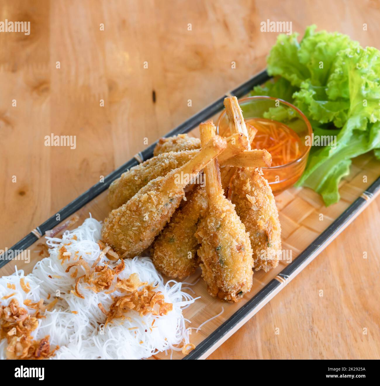 Crevettes frites à la canne à sucre servies avec des nouilles et de la sauce. Banque D'Images