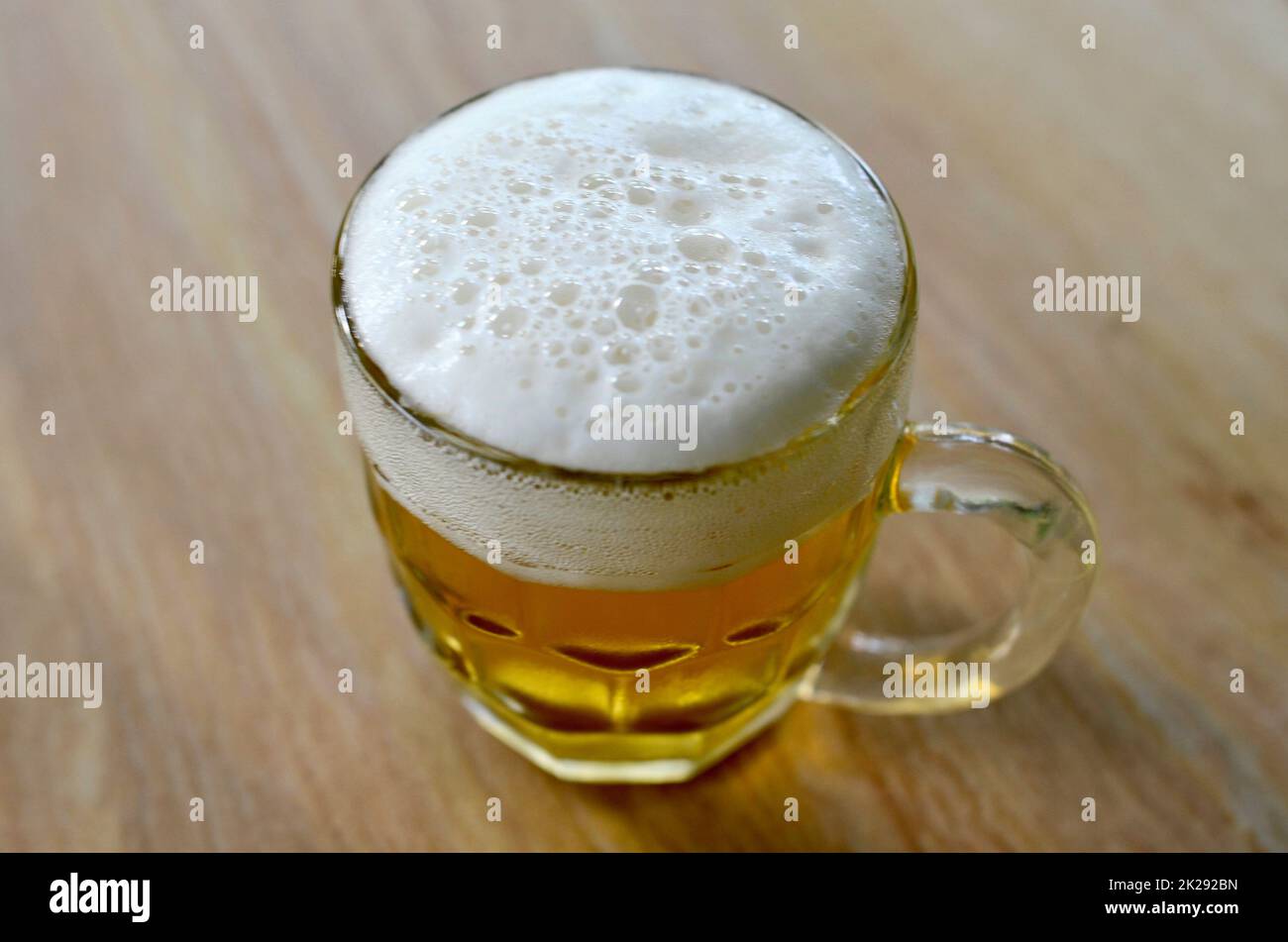 Un lager polonais dans un verre prêt à boire Banque D'Images