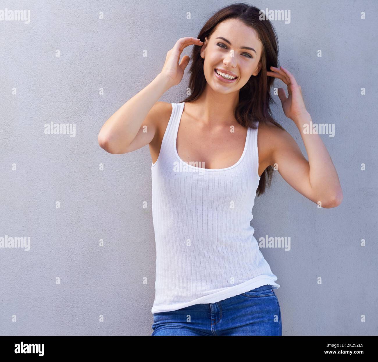 Theres beauté dans la simplicité. Portrait d'une belle jeune femme en tenue décontractée. Banque D'Images