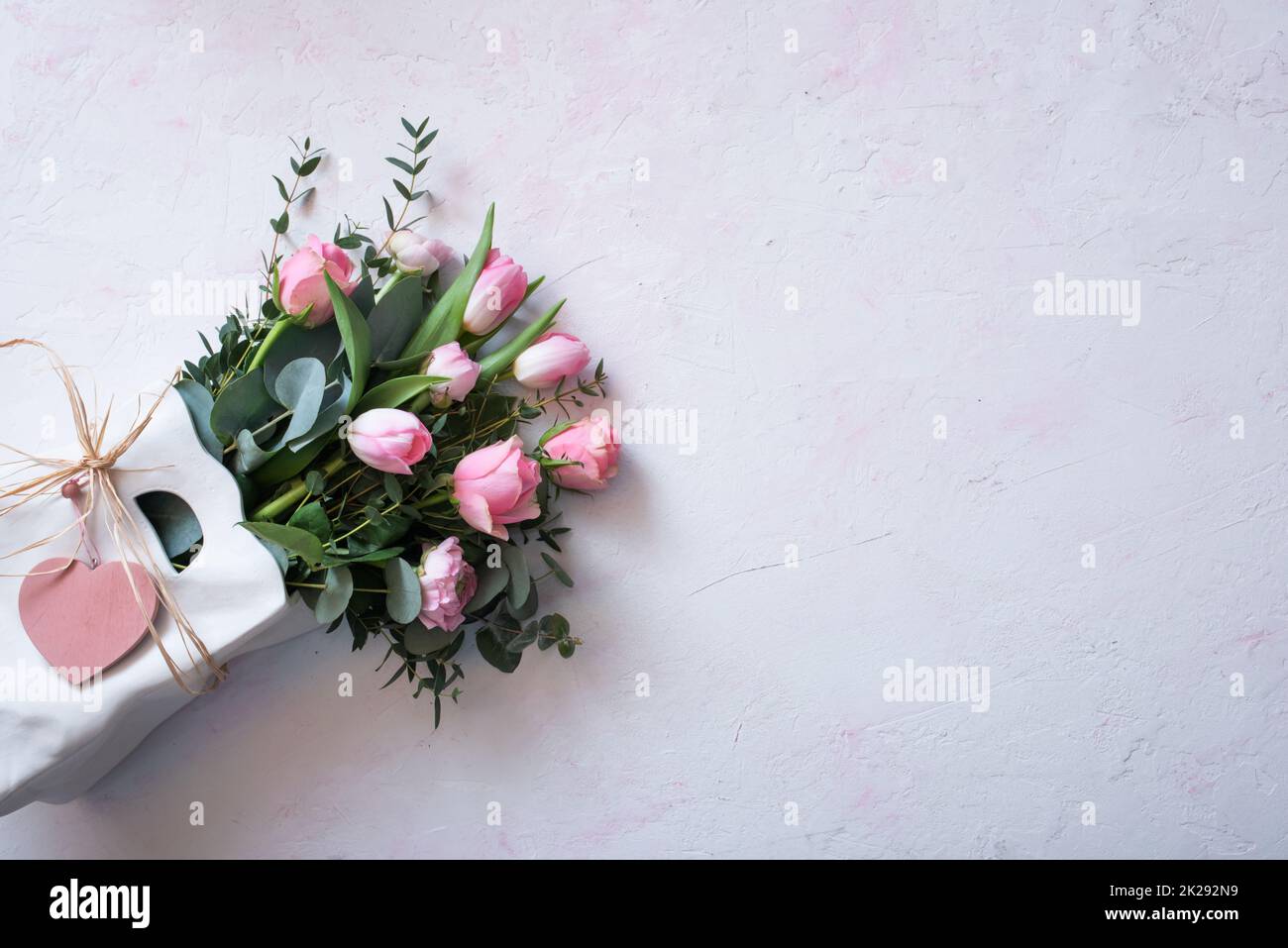 Fleurs roses sur fond blanc Banque D'Images