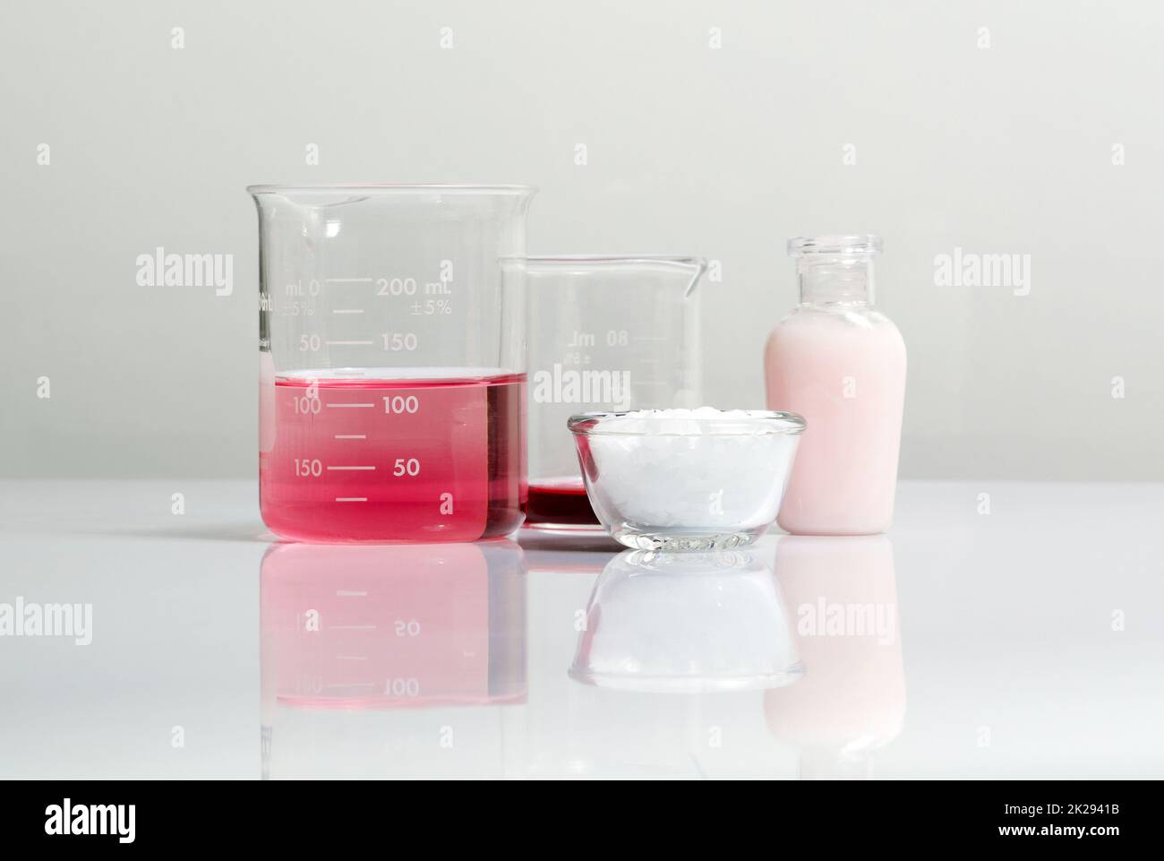 Crème de soins de beauté, permanganate de potassium liquide et cétyl esters cire sur table blanche de laboratoire. Banque D'Images