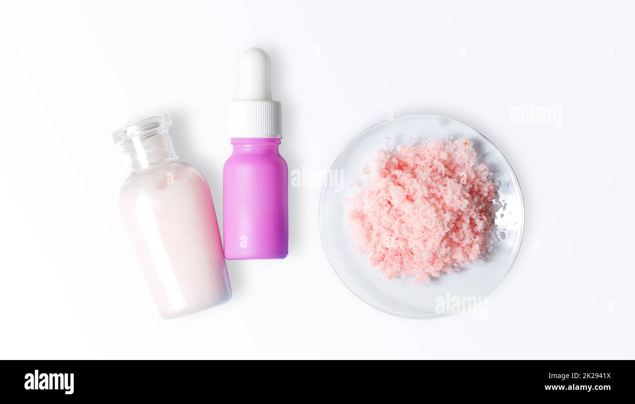 Crème de soins de beauté, sérum et sel rose himalayan. Produits chimiques pour soins de beauté sur table de laboratoire blanche. (Vue de dessus) Banque D'Images