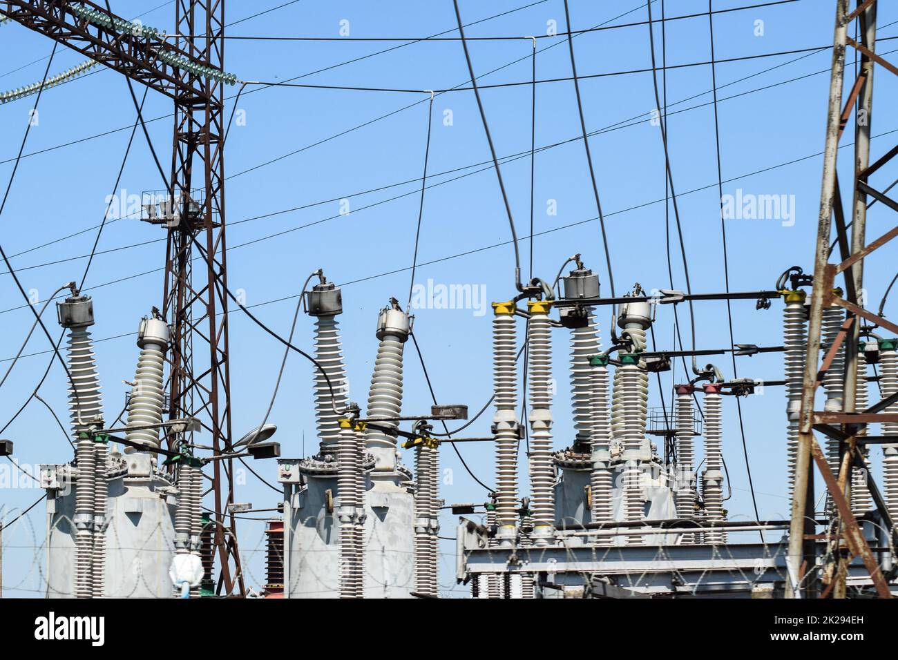 Sous-station électrique. Matériel de transmission de puissance. Stobo, fils et isolateurs. Banque D'Images