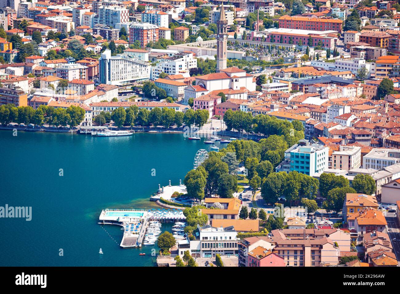 Lac de Côme. Vue sur le front de mer de la ville de Lecco ci-dessus Banque D'Images