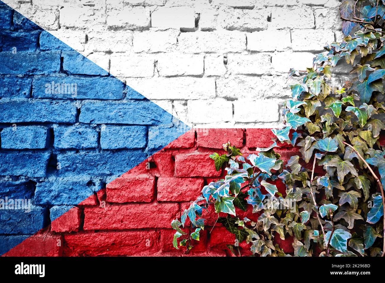 Czechia grunge drapeau sur le mur de brique avec la plante de lierre Banque D'Images