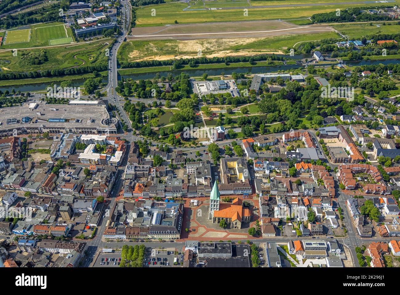 Vue aérienne, centre de sports nautiques à l'Adenauerallee ainsi que l'axe visuel avec Nordringpark et evang. Pauluskirche, centre, Hamm, région de la Ruhr, Nord Banque D'Images