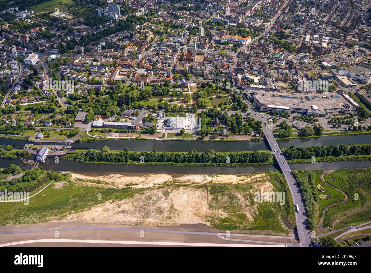 Vue aérienne, centre de sports nautiques à l'Adenauerallee ainsi que l'axe visuel avec Nordringpark et evang. Pauluskirche, centre, Hamm, région de la Ruhr, Nord Banque D'Images