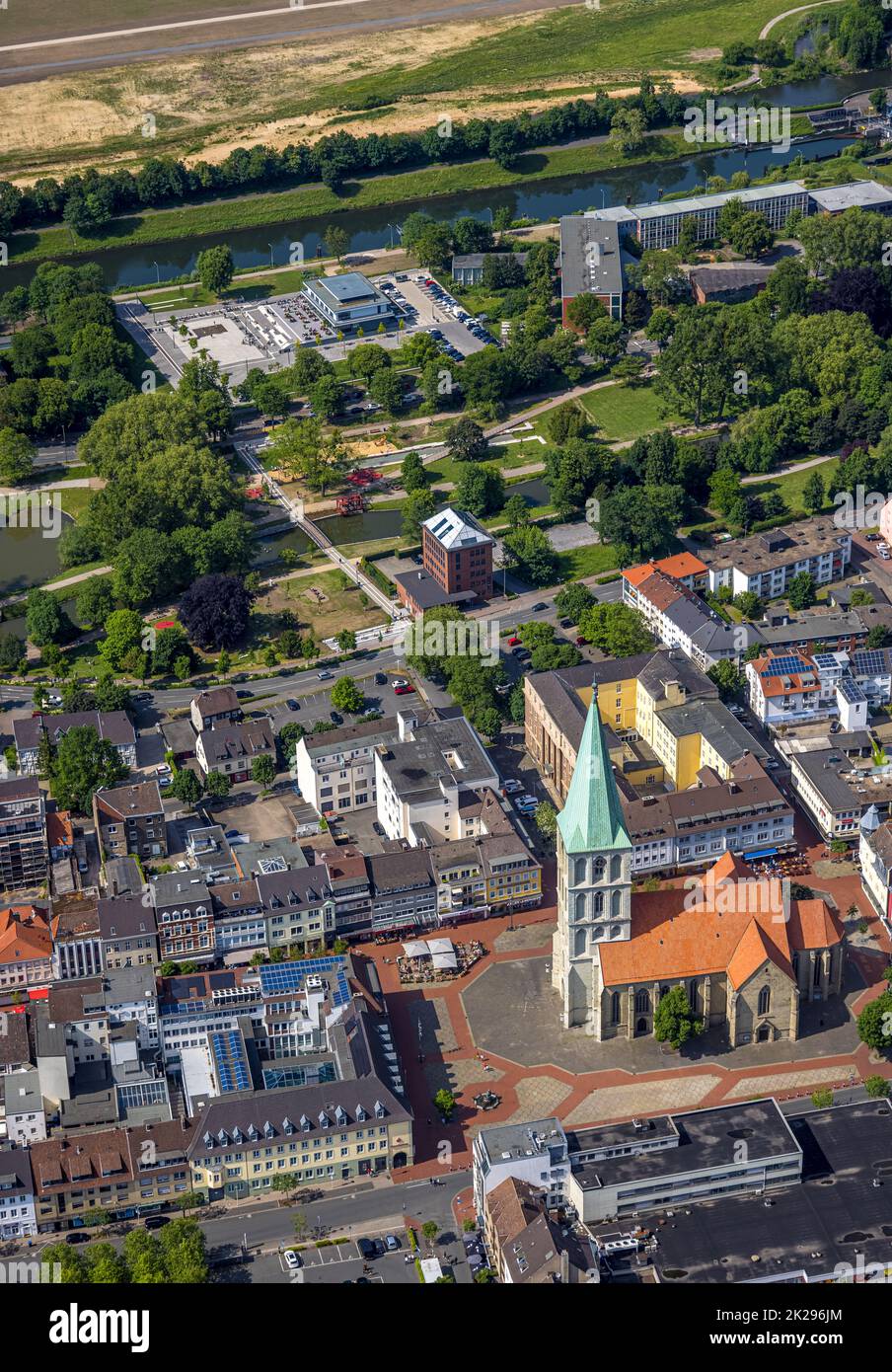 Vue aérienne, centre de sports nautiques à l'Adenauerallee ainsi que l'axe visuel avec Nordringpark et evang. Pauluskirche, centre, Hamm, région de la Ruhr, Nord Banque D'Images