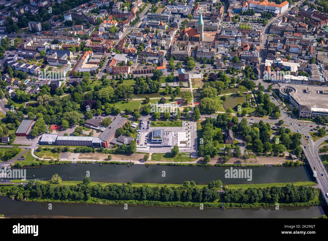 Vue aérienne, centre de sports nautiques à l'Adenauerallee ainsi que l'axe visuel avec Nordringpark et evang. Pauluskirche, centre, Hamm, région de la Ruhr, Nord Banque D'Images