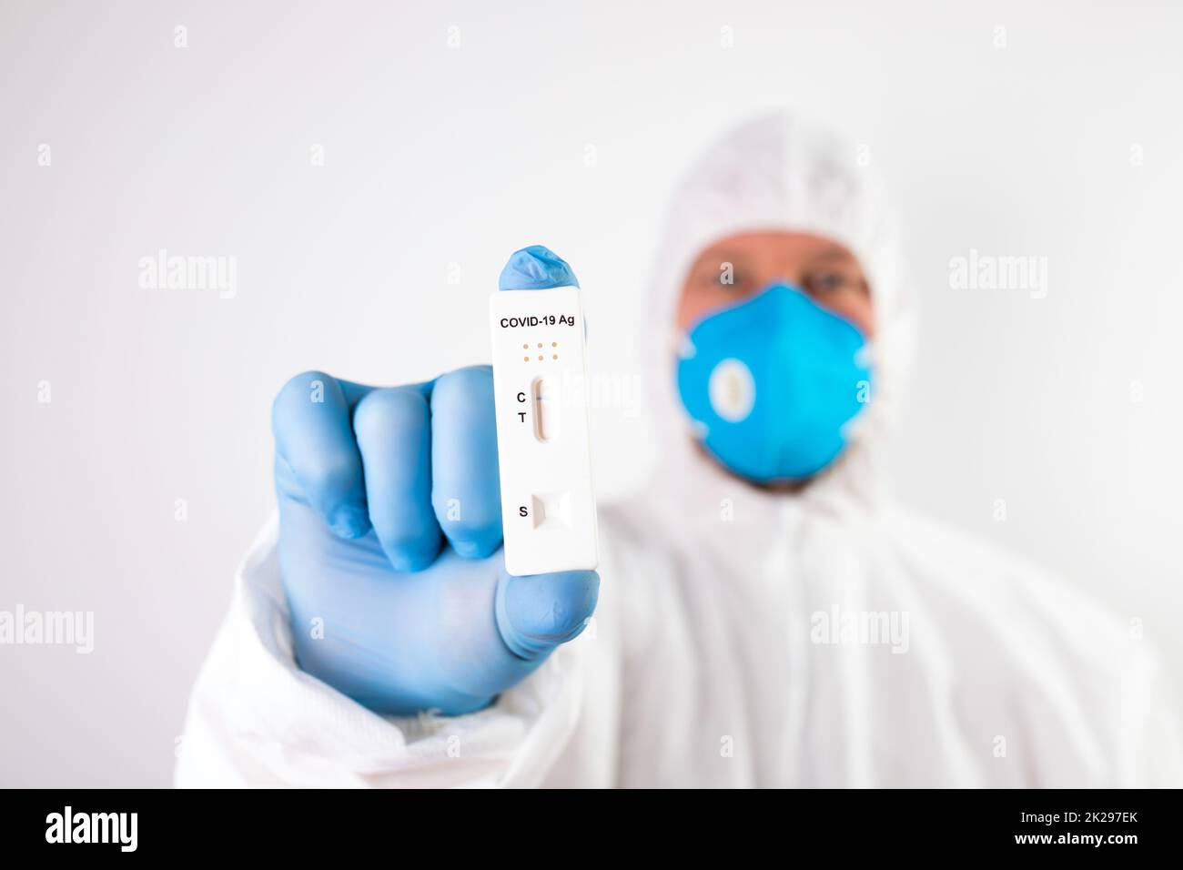 Médecin avec kit de test de laboratoire COVID-19 pour le diagnostic de l'infection à coronavirus. Banque D'Images