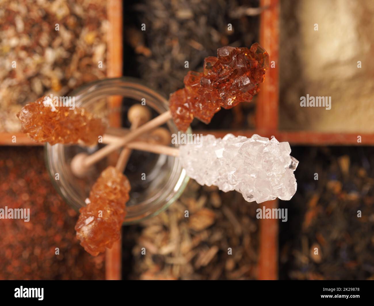 Croque des bâtons de bonbons avec différents types de thé dans la boîte en bois Banque D'Images