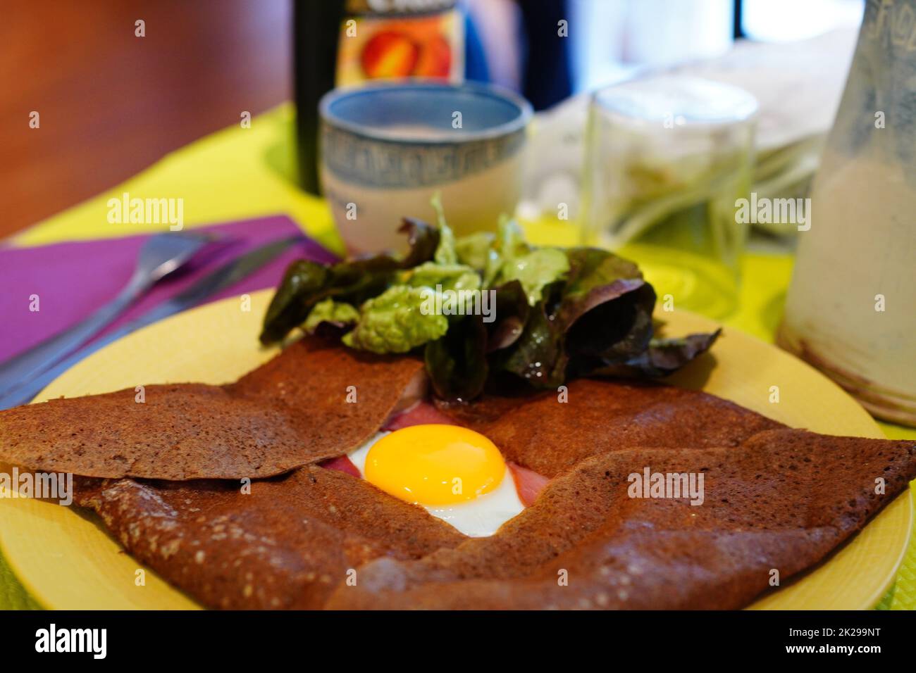 Gros plan de la crêpe de sarrasin française Galette avec du jambon et du fromage Banque D'Images