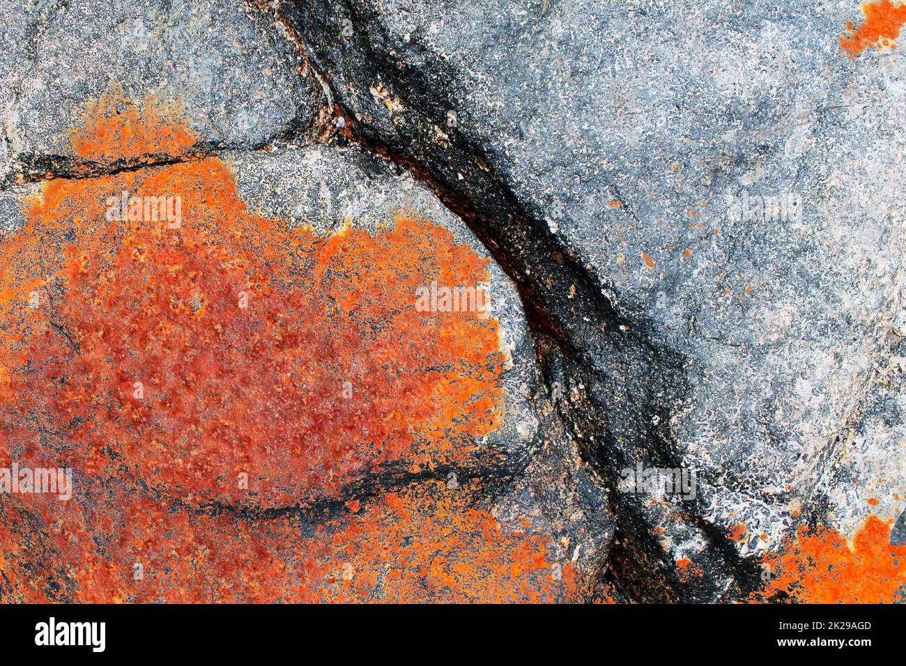 Vue détaillée en gros plan des murs en béton vieillis et abîmés avec des fissures et de la peinture Banque D'Images