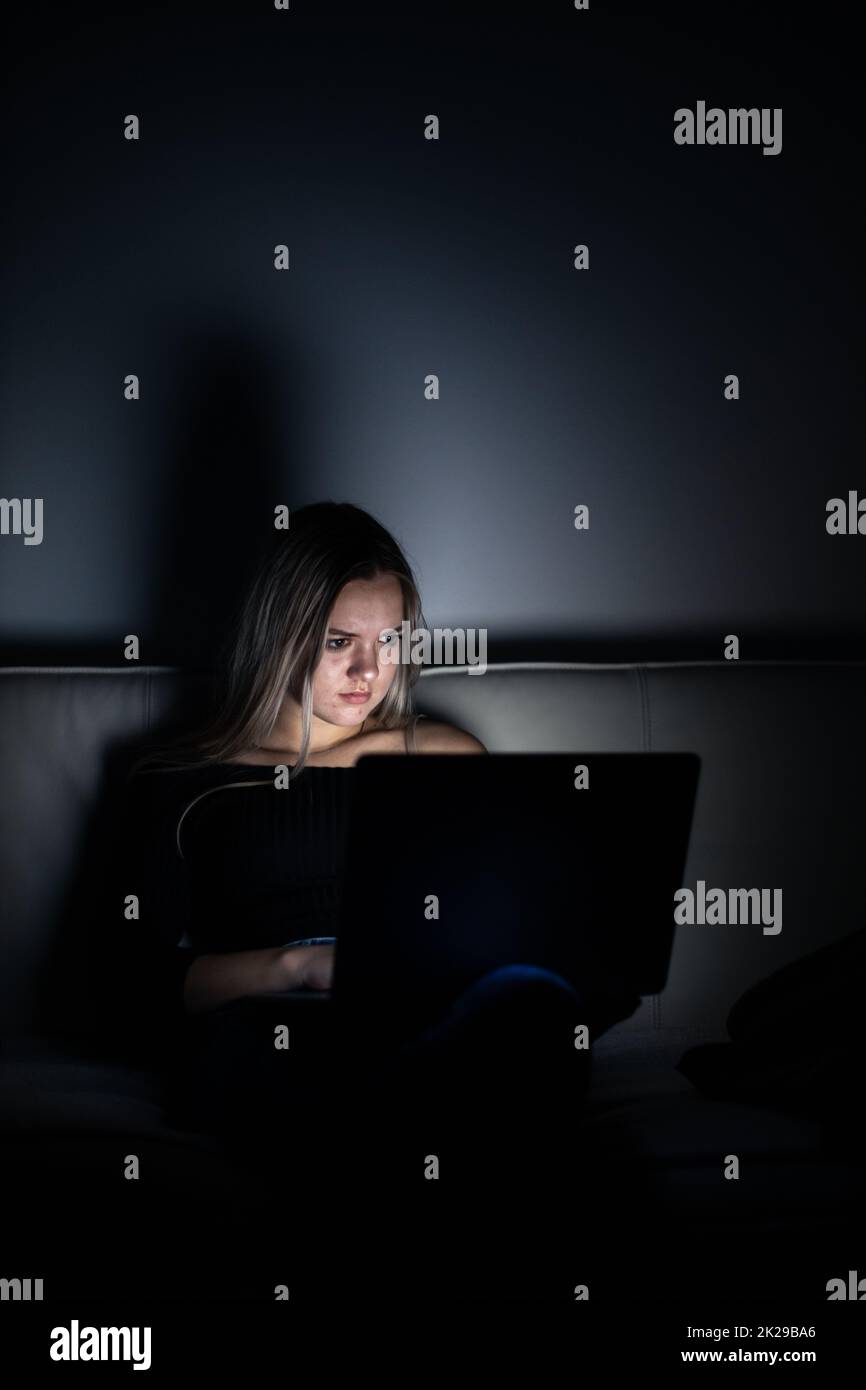 Adolescente étudiant dans une classe virtuelle. Enseignement et apprentissage à distance, apprentissage en ligne, concept d'apprentissage en ligne pendant la quarantaine, pandémies Banque D'Images