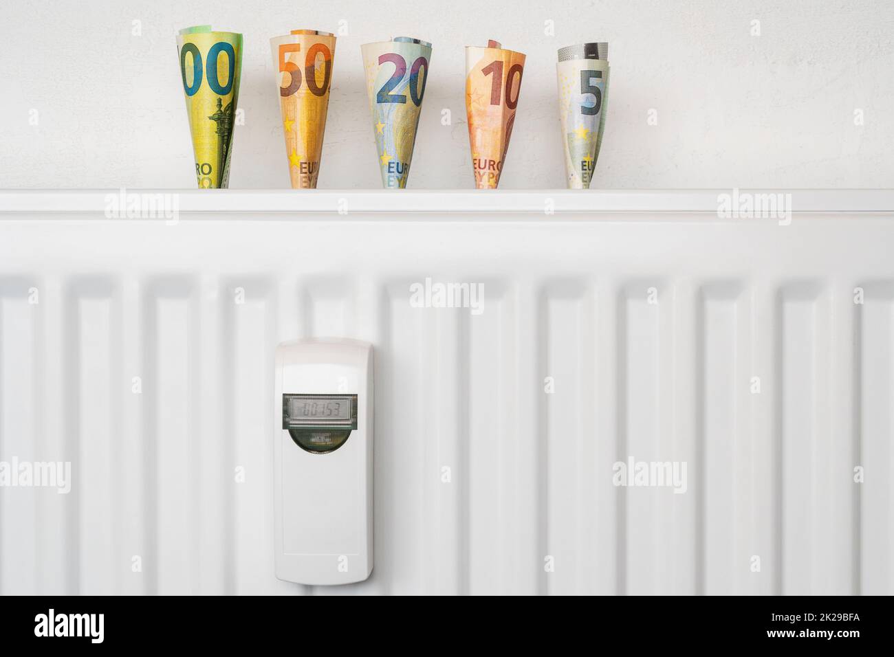 Radiateur de chauffage avec thermostat et Euro Money Banque D'Images