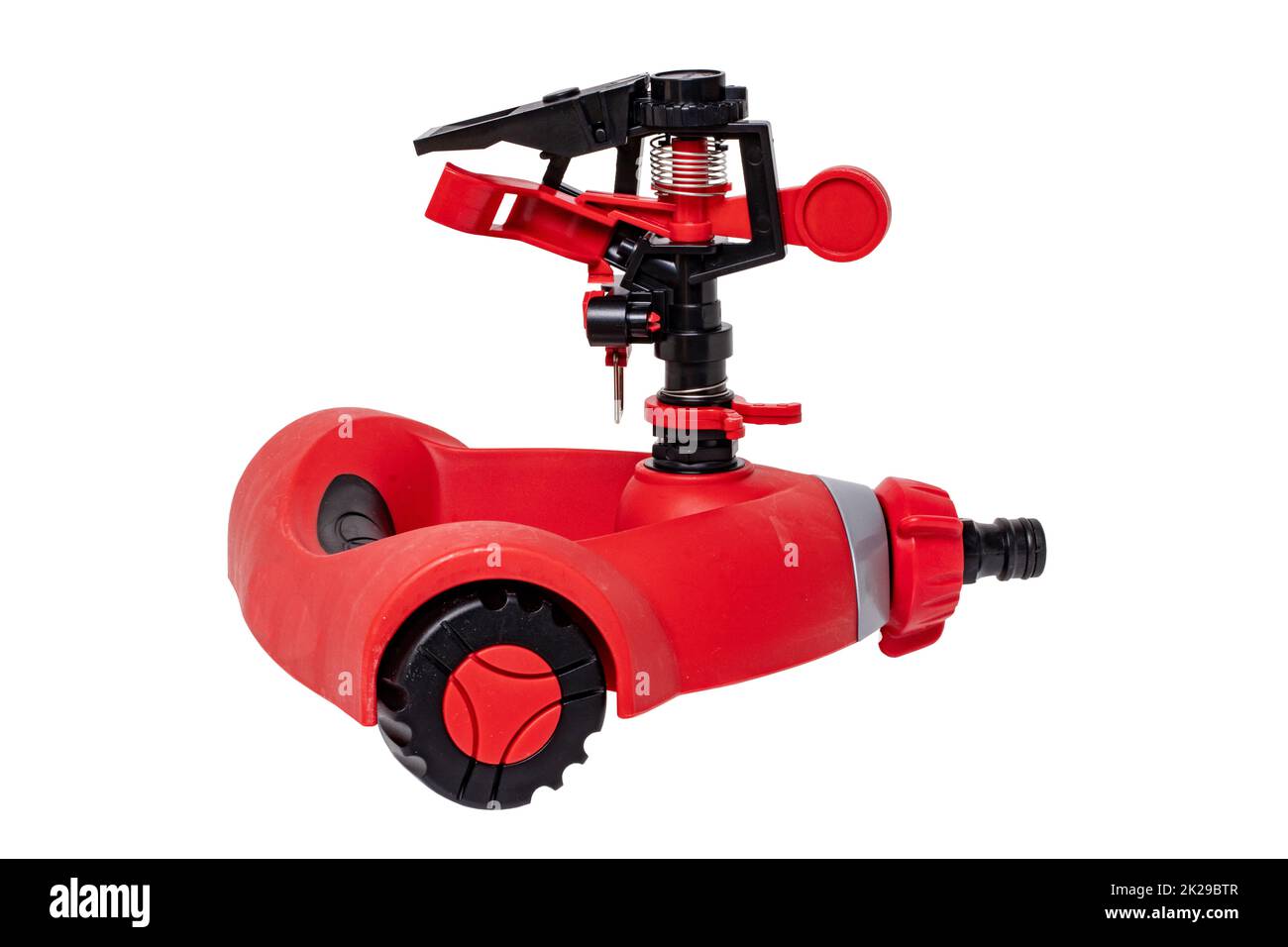 Système d'arrosage du jardin. Gros plan d'un arroseur automatique pour l'irrigation de pelouse ou d'herbe isolé sur fond blanc. L'irrigation du jardin est importante pour la floraison et la beauté d'un jardin. Macro. Banque D'Images