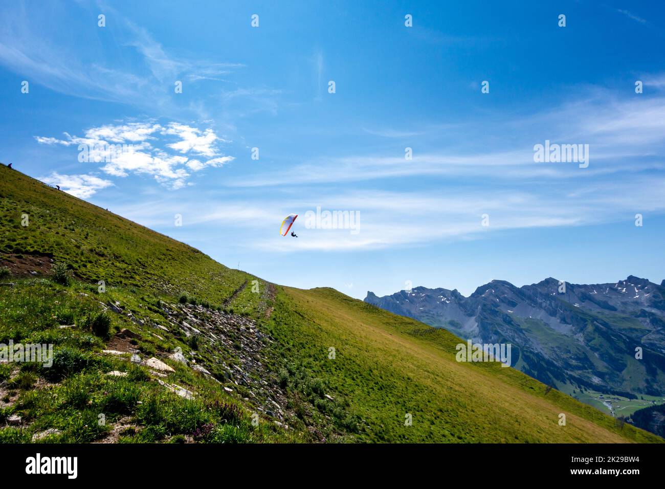 vol en parapente dans les montagnes. Le Grand-Bornand, France Banque D'Images