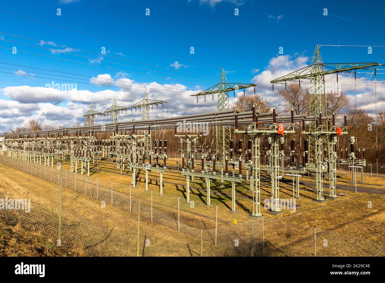 Sous-station électrique près d'une centrale hydroélectrique sur la rivière Lech, Bavière, Allemagne Banque D'Images