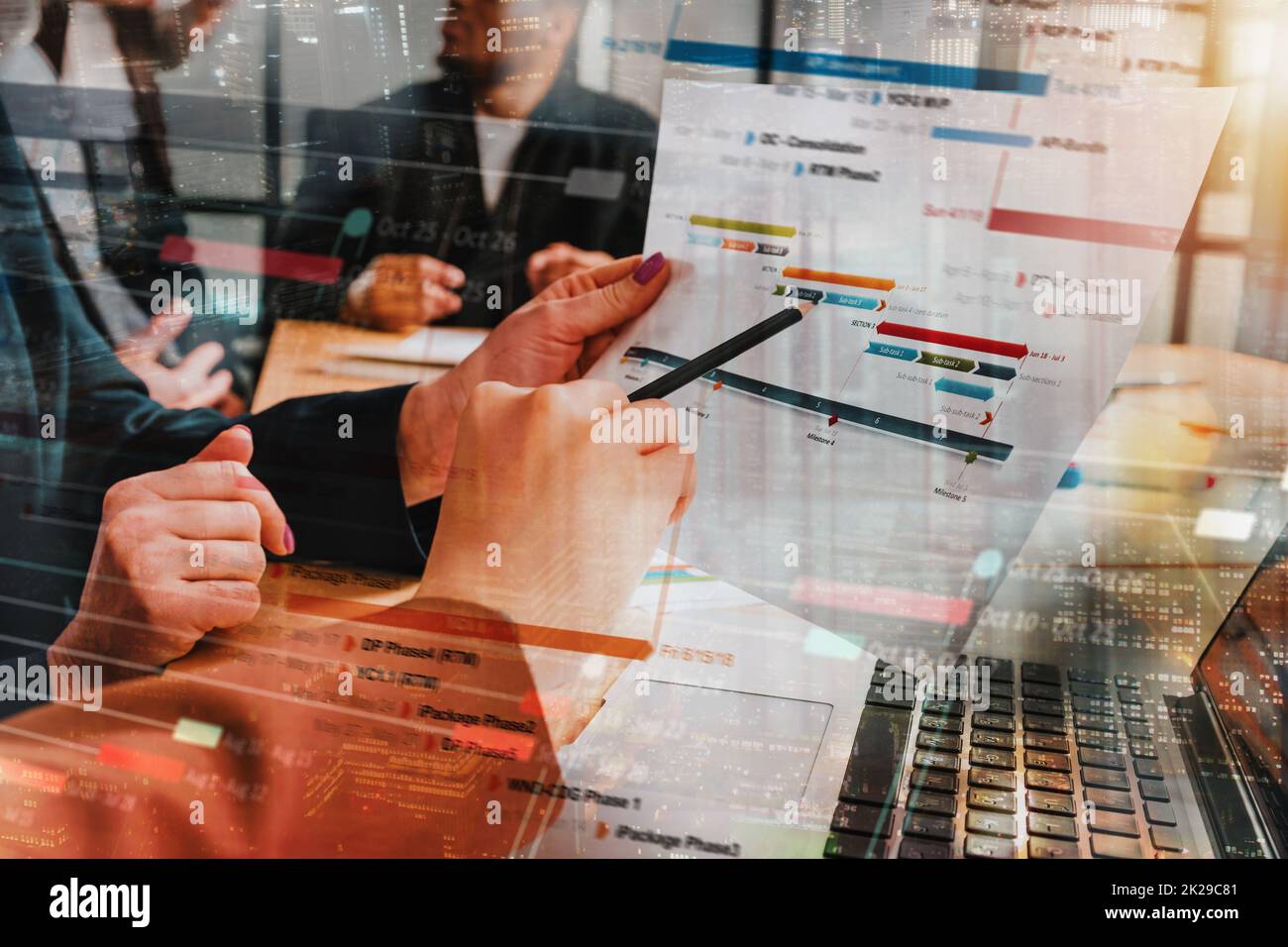Groupe de gens d'affaires ont une réunion sur les statistiques de l'entreprise Banque D'Images