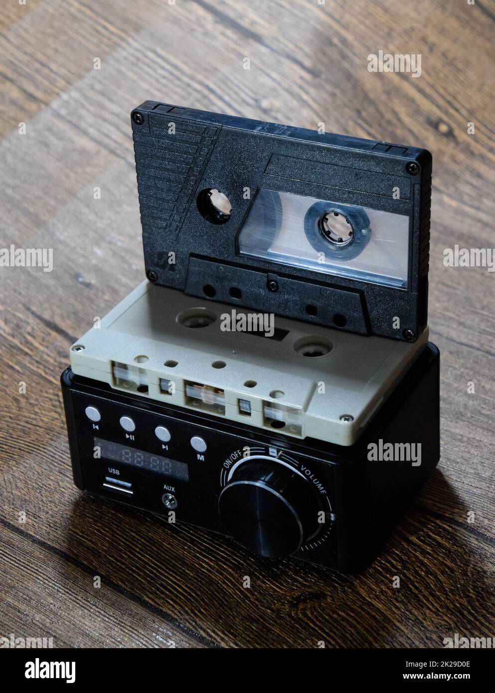 Cassette audio à côté de l'amplificateur sur la table Banque D'Images