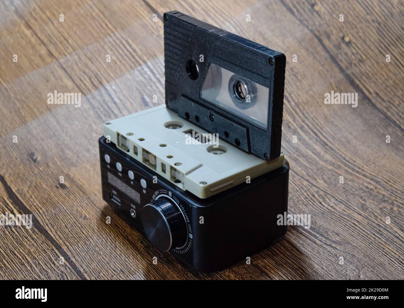 Cassette audio à côté de l'amplificateur sur la table Banque D'Images