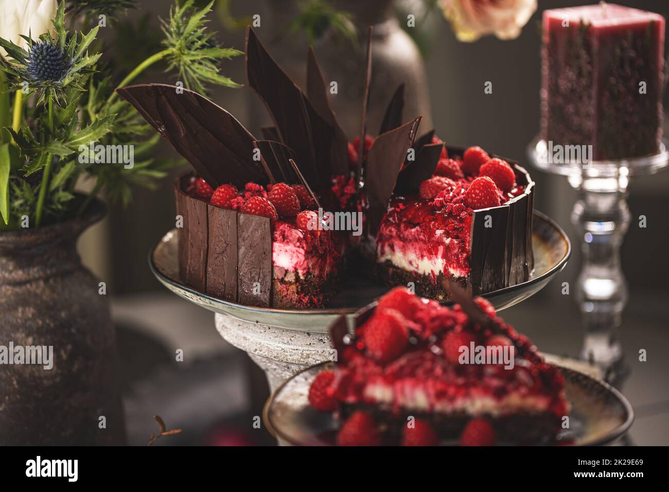 Délicieux gâteau au chocolat avec des framboises Banque D'Images