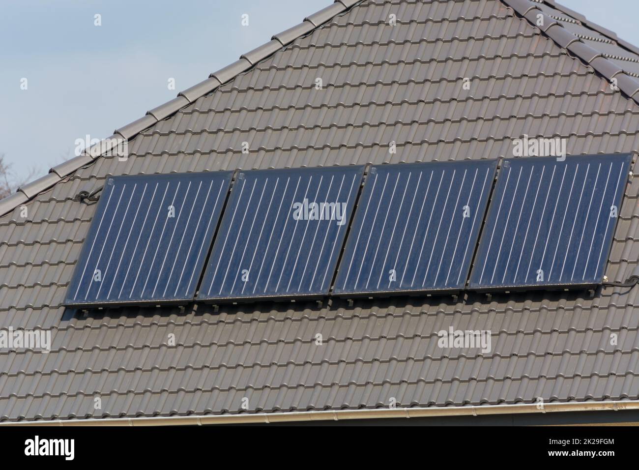 Toit de maison avec des cellules solaires Banque D'Images
