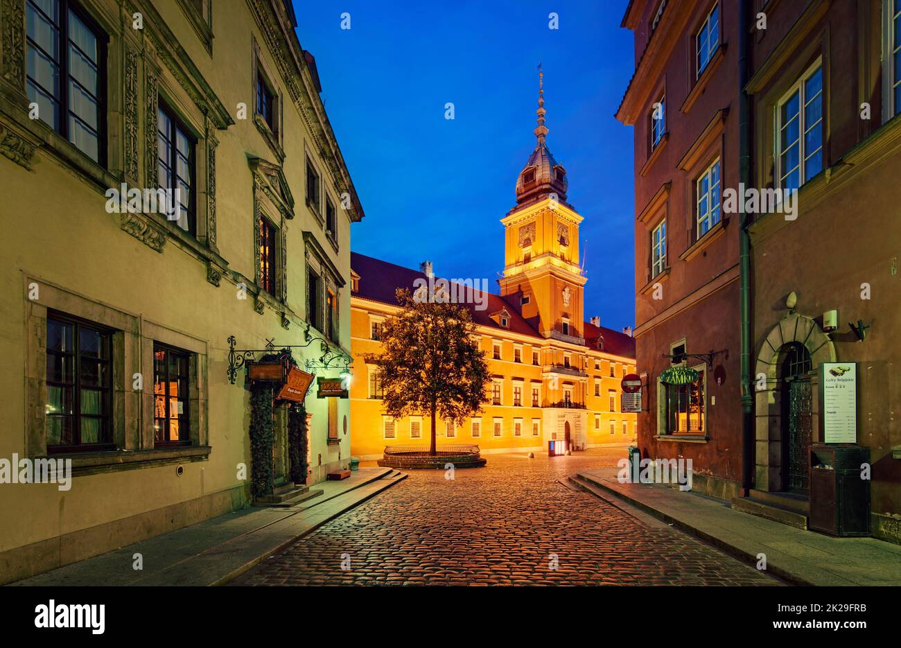 Vue depuis la rue ÅšwiÄ„ska dans le quartier de Stare Miasto (vieille ville de Varsovie) jusqu'au château royal Banque D'Images