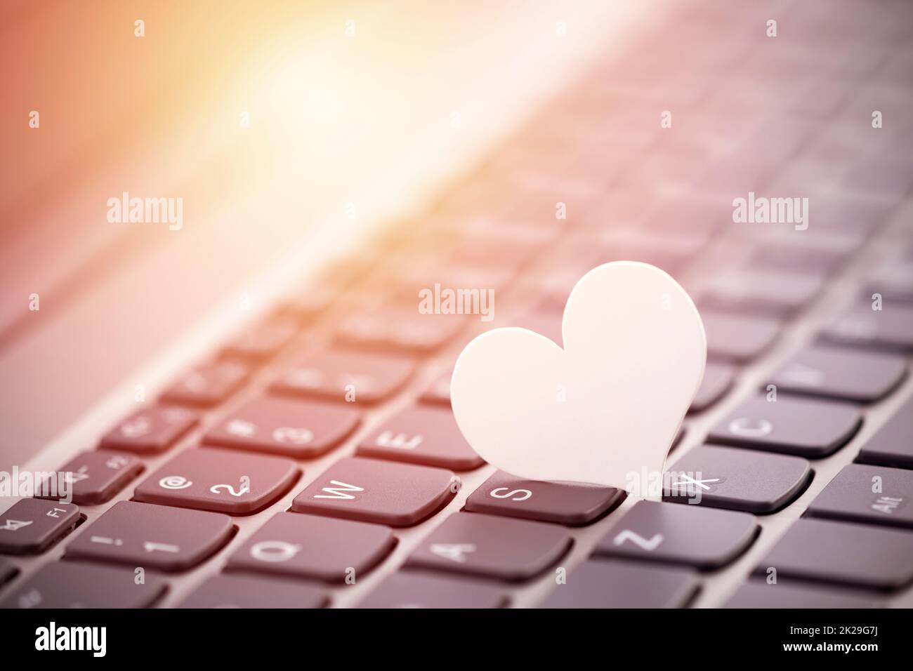 Petit coeur de papier blanc sur le clavier de l'ordinateur. Internet datant concept. Banque D'Images