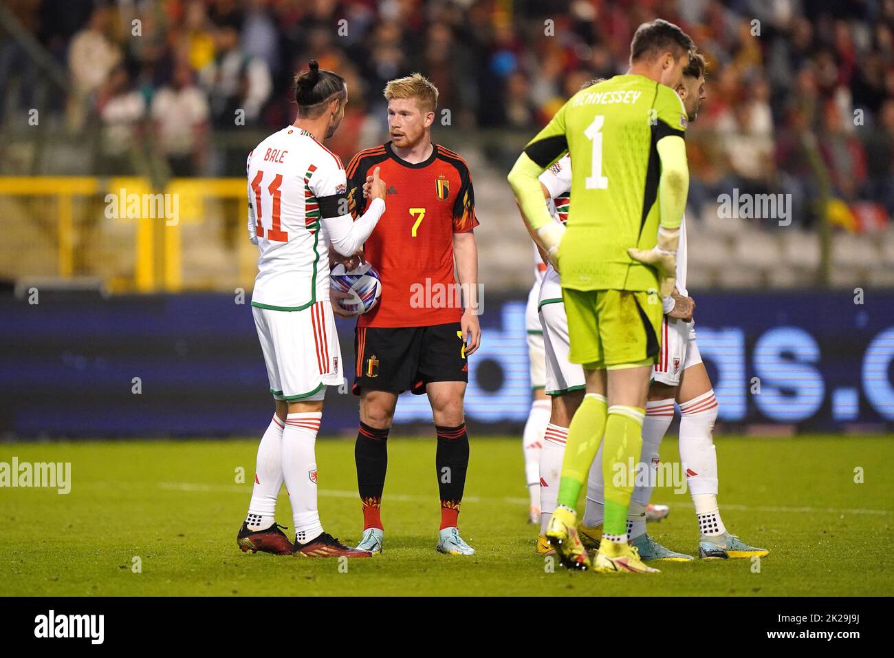 Gareth Bale (à gauche) du pays de Galles et Kevin de Bruyne de Belgique en discussion lors du match du groupe D de la Ligue des Nations de l'UEFA au stade du Roi Baudouin, à Bruxelles. Date de la photo: Jeudi 22 septembre 2022. Banque D'Images