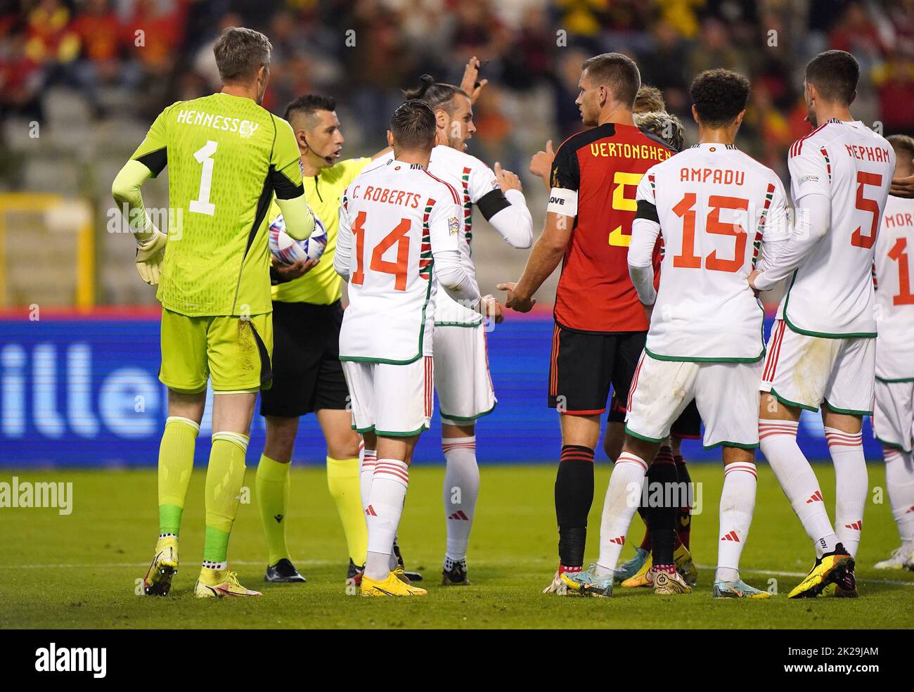 L'arbitre Ali Palabiyik (deuxième gauche) tente de clam tension après qu'une décision de pénalité n'a pas été prononcée pour la Belgique lors du match du Groupe D de la Ligue des Nations de l'UEFA au Stade du Roi Baudouin, à Bruxelles. Date de la photo: Jeudi 22 septembre 2022. Banque D'Images