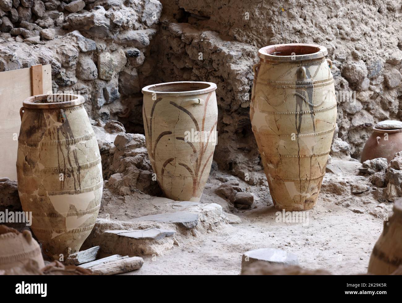 Santorini, Grèce - poterie ancienne récupérée dans la ville préhistorique d'Akrotiri, site d'excavation d'un Minoan Bronze Age Banque D'Images