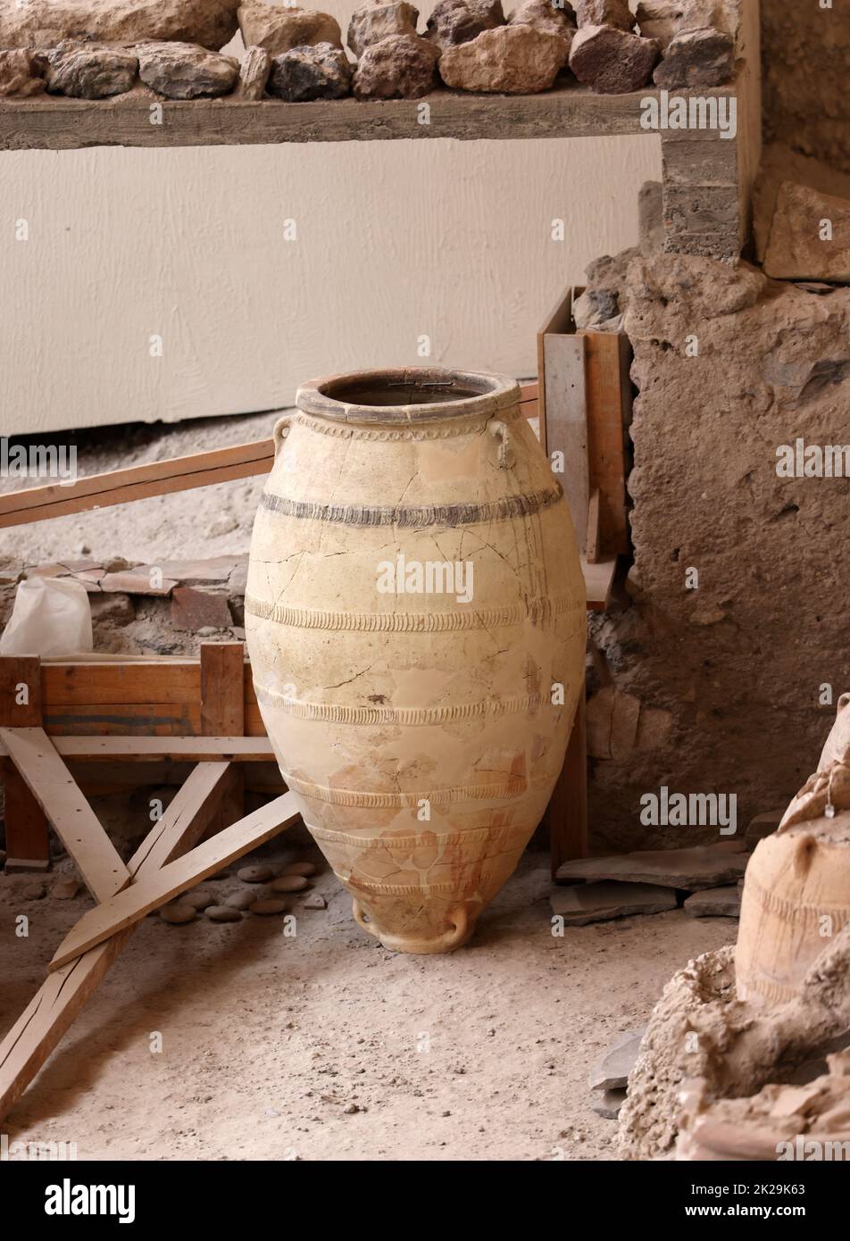 Santorini, Grèce - poterie ancienne récupérée dans la ville préhistorique d'Akrotiri, site d'excavation d'un Minoan Bronze Age Banque D'Images