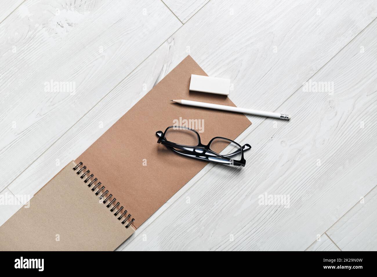 Bloc-notes, lunettes, crayon, gomme Banque D'Images