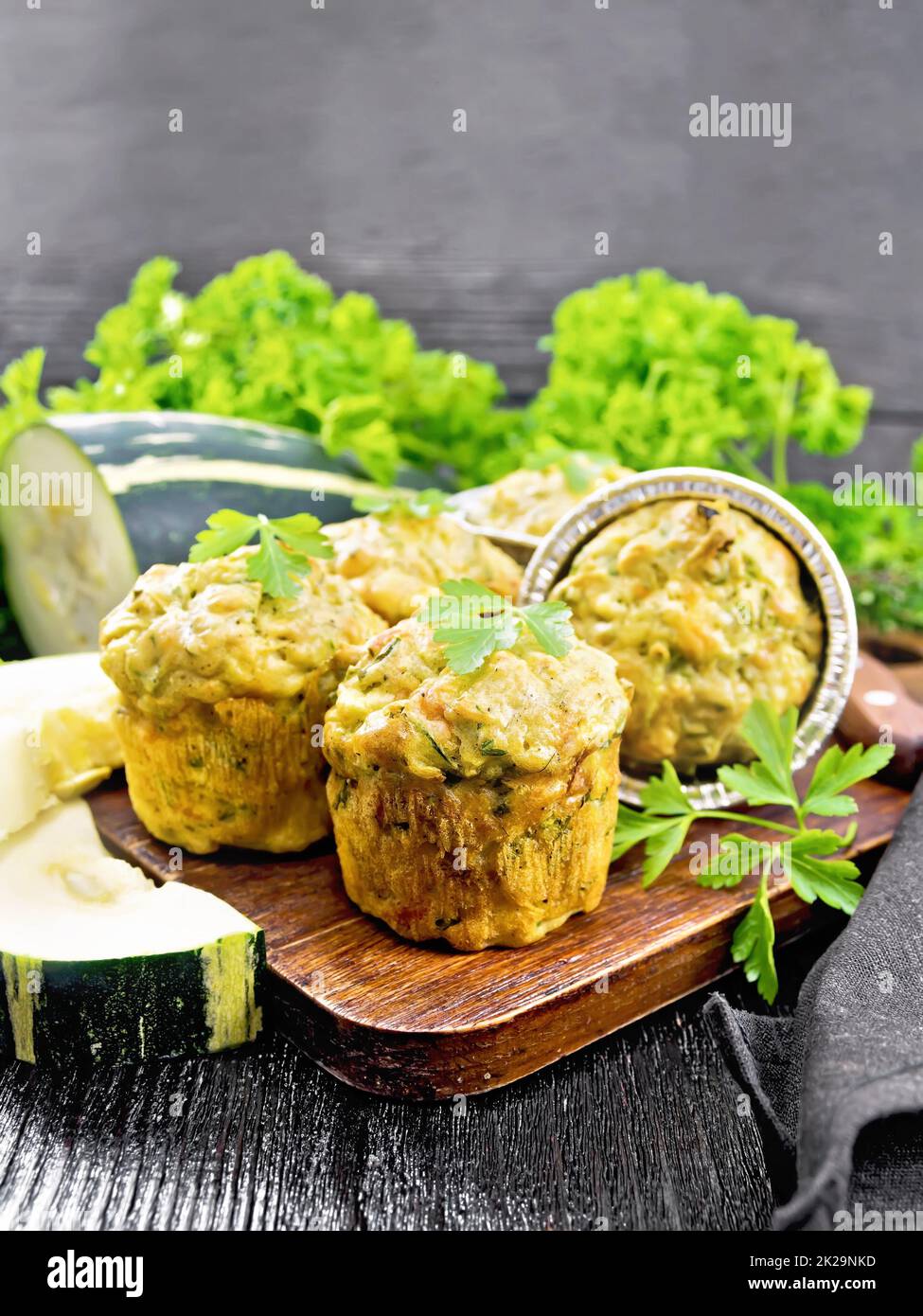 Cupcake avec fromage et courgettes sur la table Banque D'Images