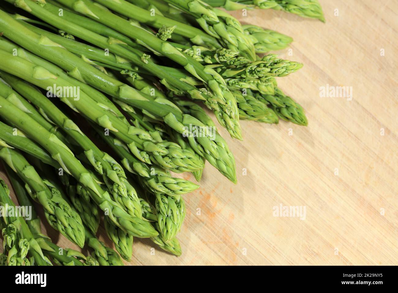 Asperges vertes sur la planche à découper Banque D'Images