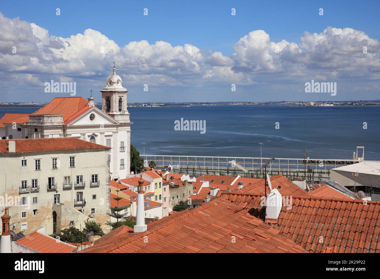 Vue de Miradouro de Santa Luzia au centre-ville d'Alfama à Lisbonne. Portugal Banque D'Images