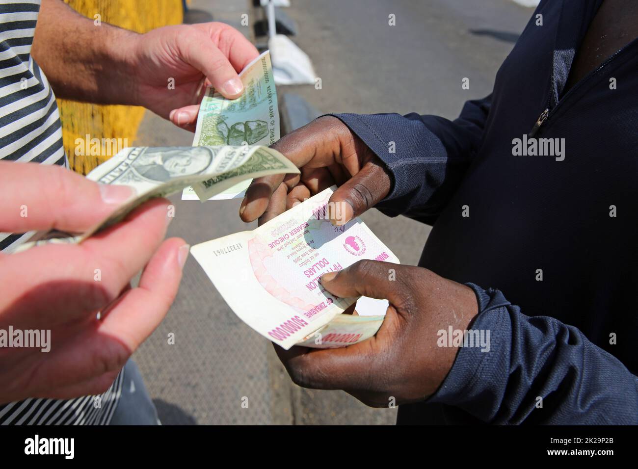 Changer le dollar du Zimbabwe Banque D'Images