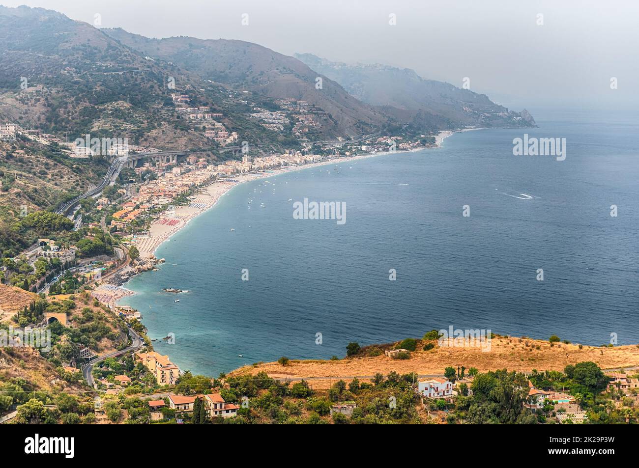 Vue aérienne sur le magnifique front de mer de Taormina, Sicile, Italie Banque D'Images