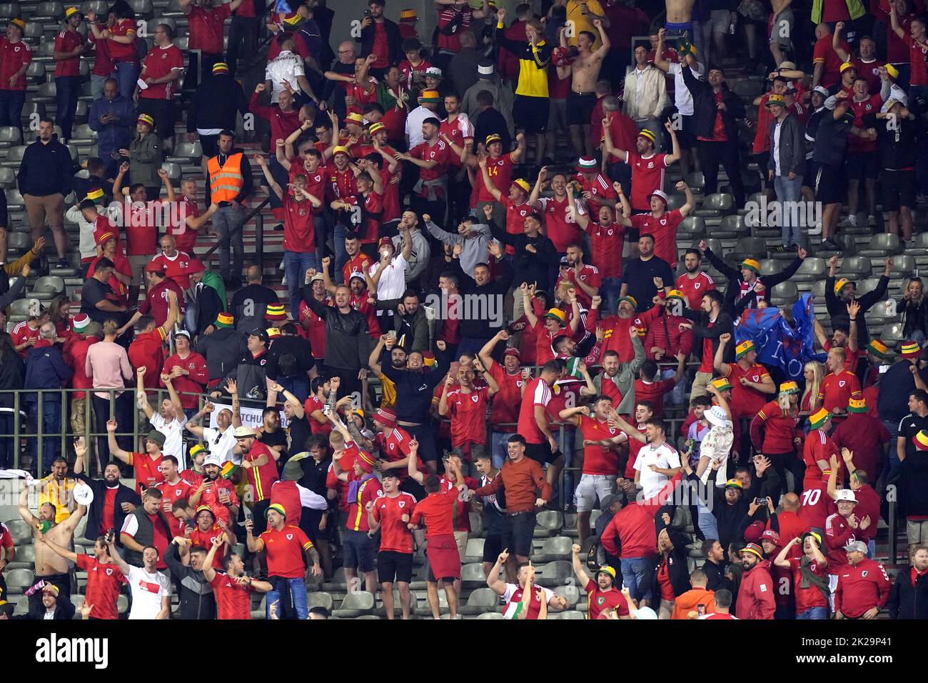Les fans du pays de Galles applaudissent leur équipe après la défaite après avoir joué à plein temps au match du groupe D de la Ligue des Nations de l'UEFA au stade du Roi Baudouin, à Bruxelles. Date de la photo: Jeudi 22 septembre 2022. Banque D'Images