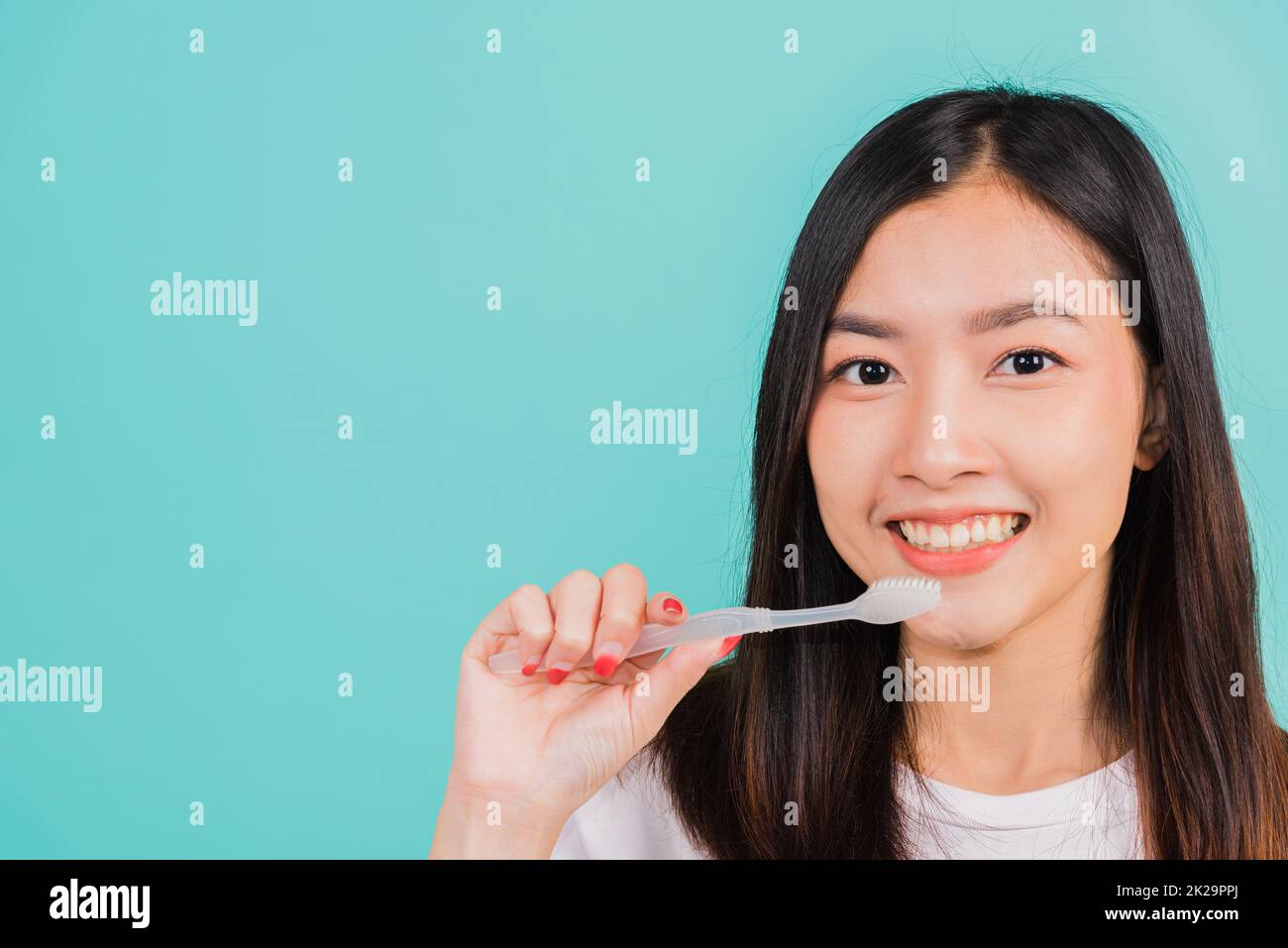 une jeune femme se brossant les dents le matin Banque D'Images