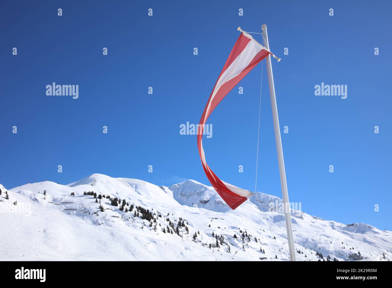 Drapeau autrichien près de Hut à la station de ski dans les montagnes Arlberg. Autriche Banque D'Images