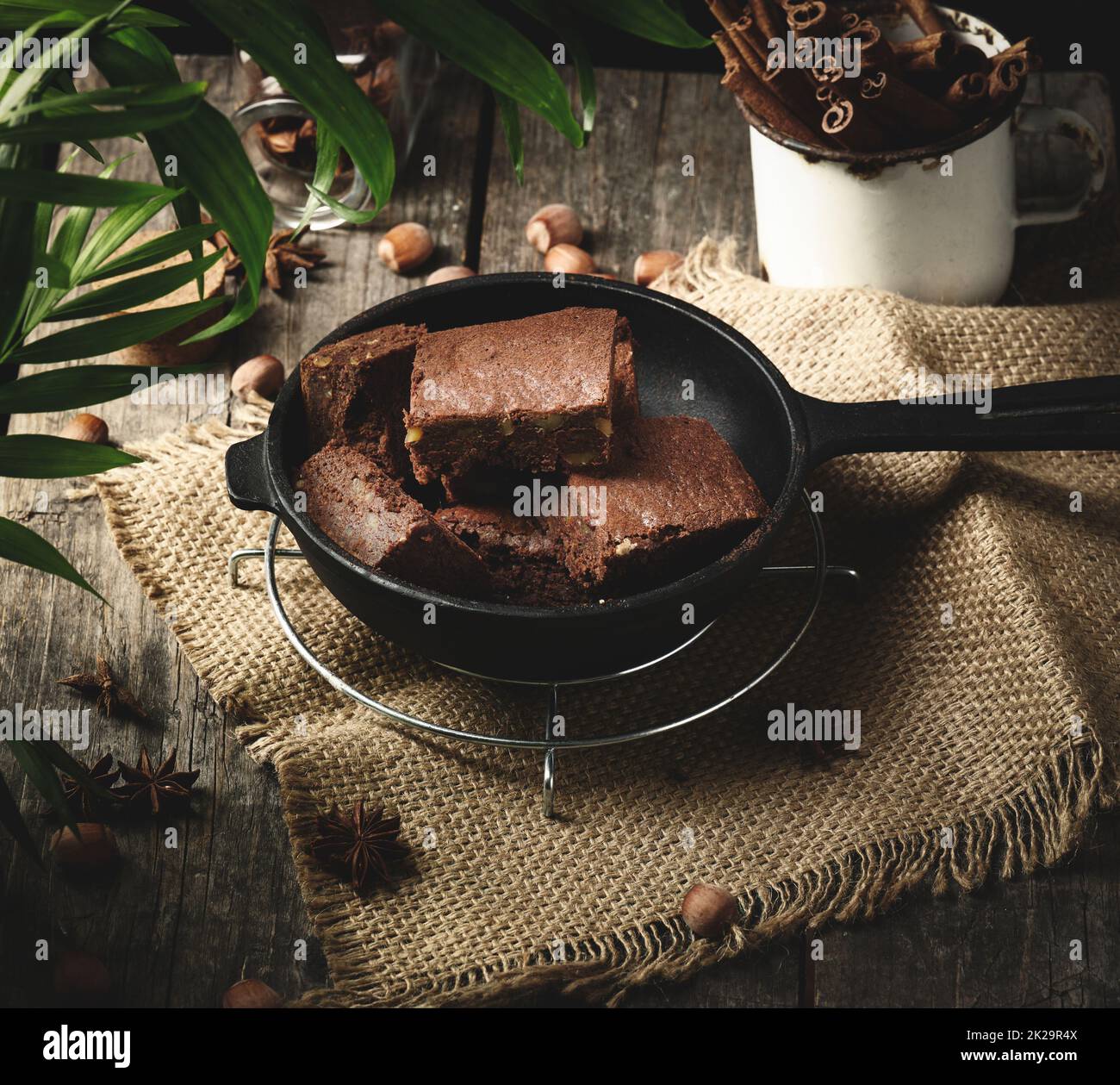 morceaux de gâteau au chocolat au brownie avec noix dans une poêle en métal noir sur une table en bois, vue du dessus Banque D'Images