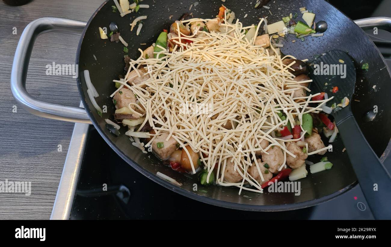 Poêle wok avec légumes colorés Banque D'Images