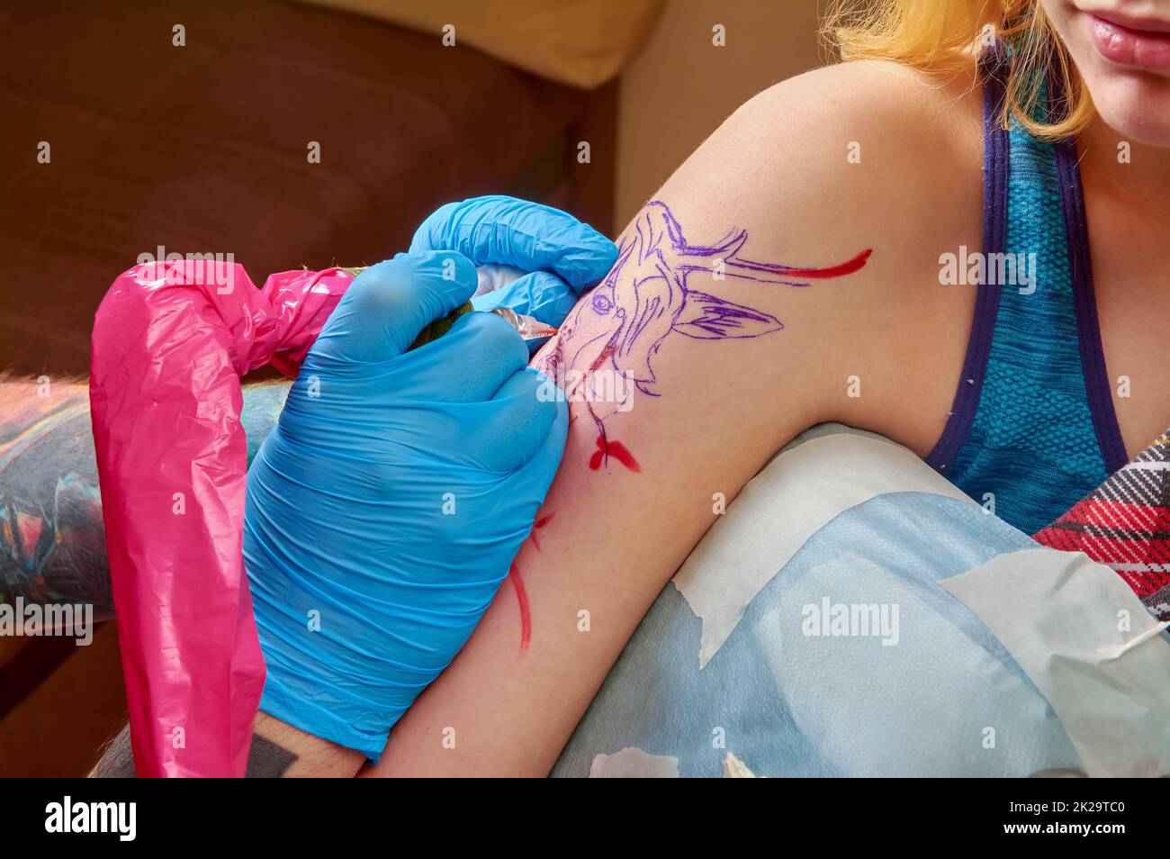 processus de tatouage sur l'avant-bras en gros plan Banque D'Images