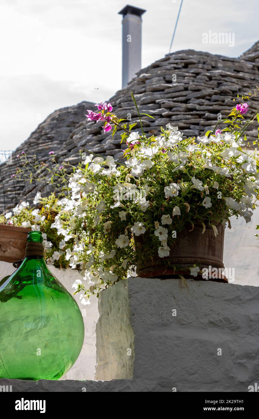 Demijohn bouteille de vin au café de village de Trulli Alberobello, Italie. Banque D'Images