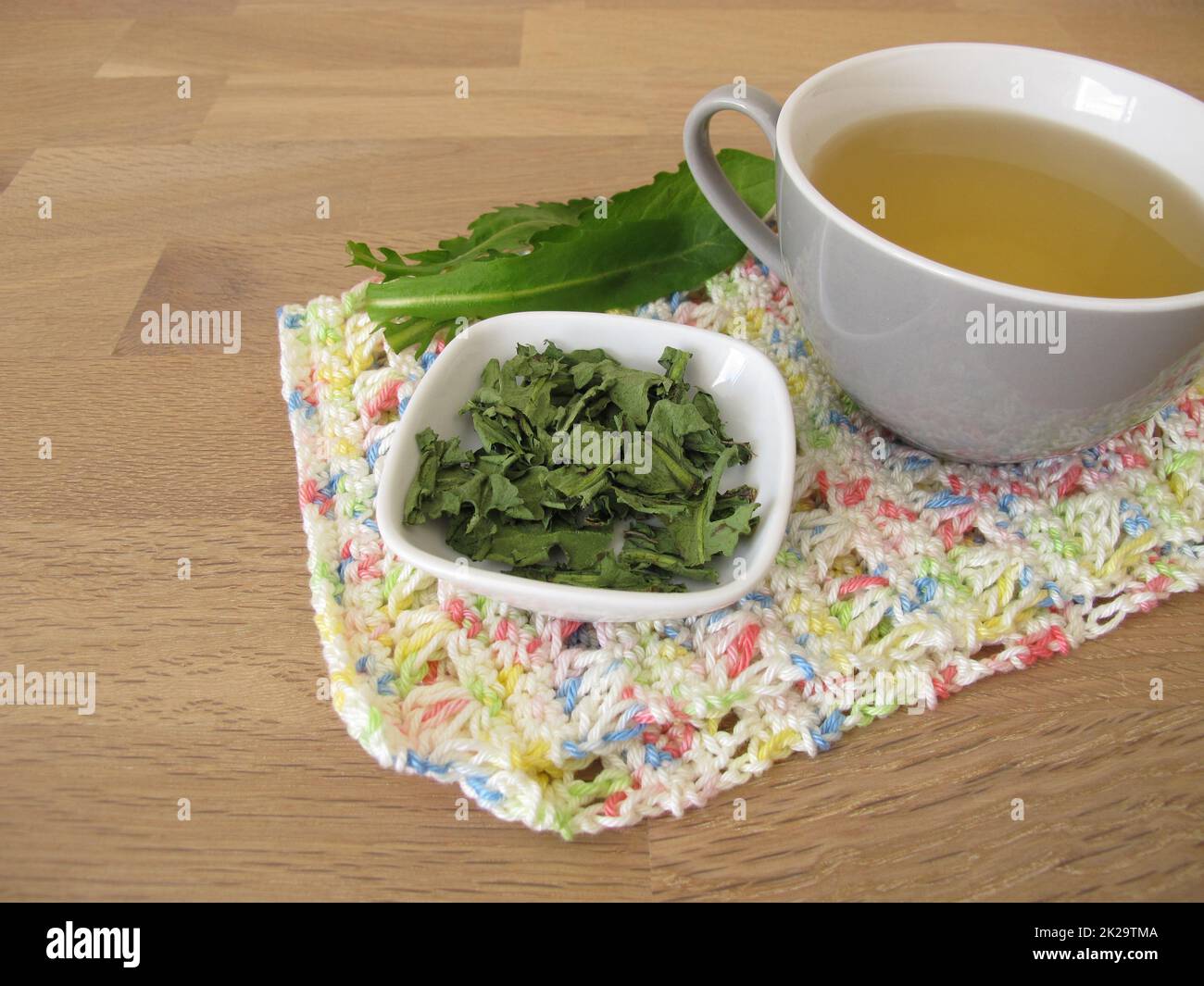 Thé de pissenlit maison, thé avec herbe de pissenlit séchée Banque D'Images