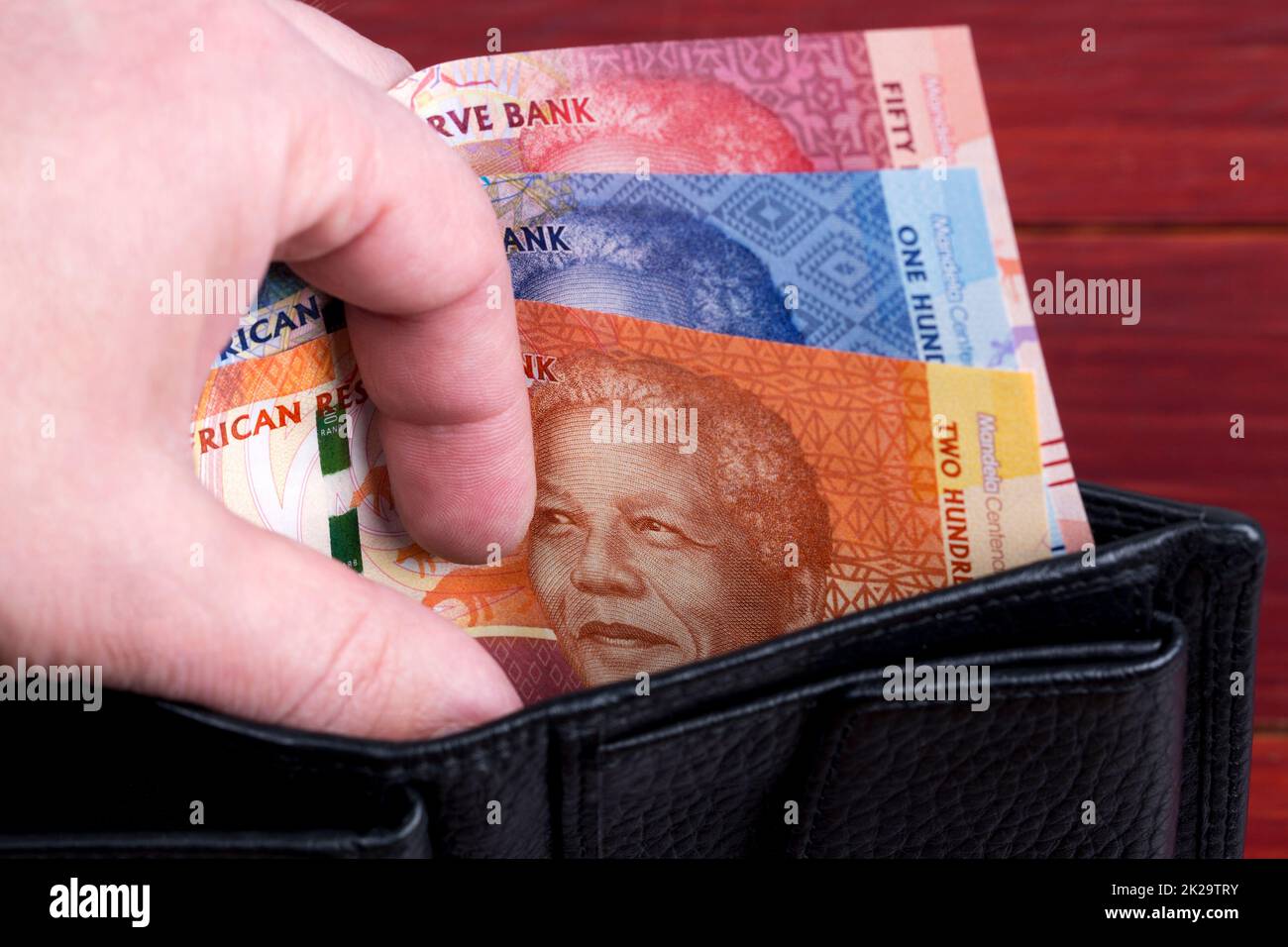 L'argent de l'Afrique du Sud dans le portefeuille noir Banque D'Images