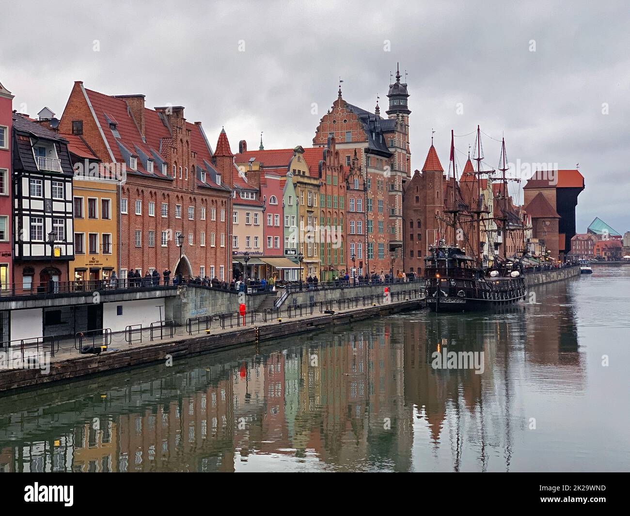 Photo spectaculaire des bâtiments historiques de Gdansk sur le canal froid Banque D'Images