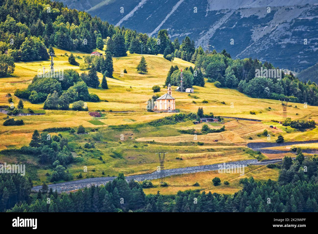 Bormio Alpes paysage église sur la colline vue, province de Sondrio Banque D'Images